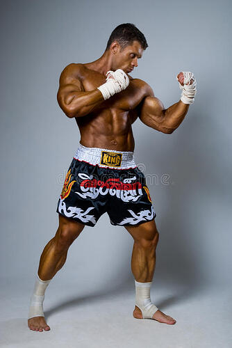experienced-fighter-kickboxer-fighting-stance-full-length-profile-32572108