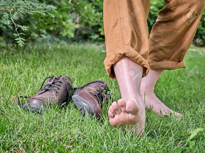 187962395-concept-de-marche-pieds-nus-de-mise-à-la-terre-et-de-mise-à-la-terre-pieds-d-un-homme-âgé-sur-l